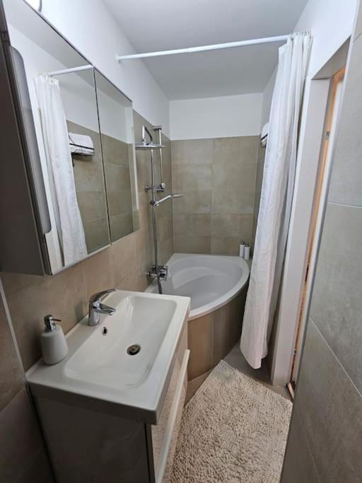 Affordable Suite In Vienna'S Hotpoint מראה חיצוני תמונה